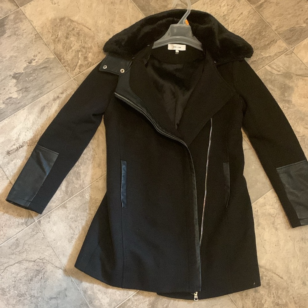 John + Jenn Black Coat with Faux Fur Collar Thick and heavy REAL NICE